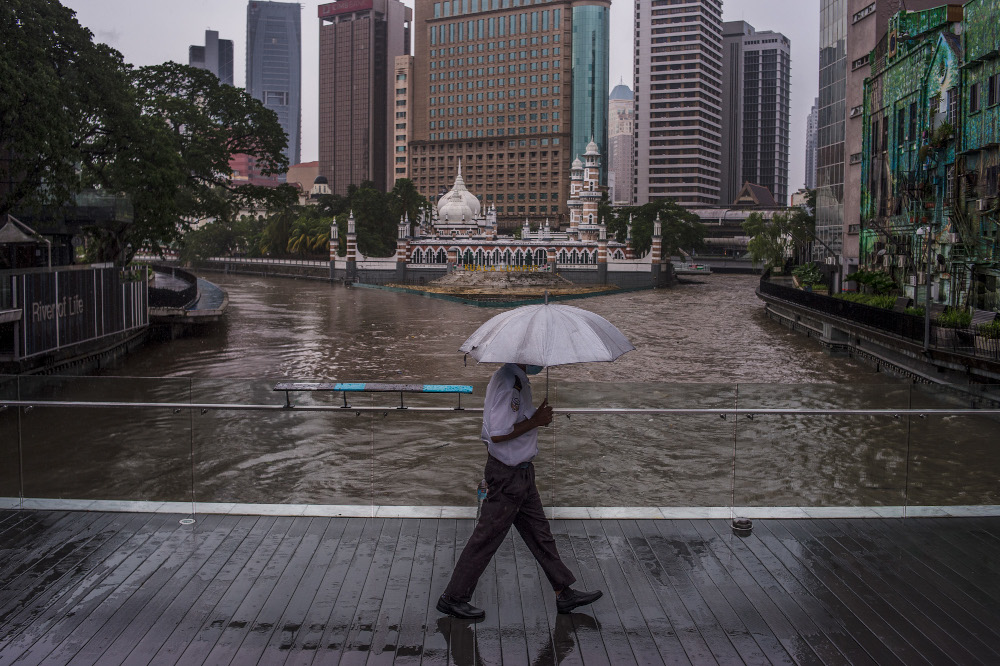 Weather experts have also said that the weather phenomenon will likely see temperatures drop nationwide, with cooler, more chilly weather anticipated to remain until February 2023.  Image credit: Malay Mail