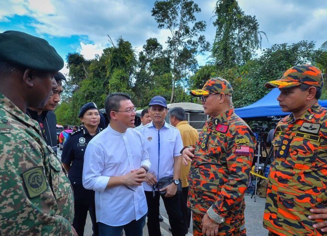 Local Government and Development Minister YB Nga Kor Ming speaking to rescue personnel at the disaster site. Image credit: kpkt_gov