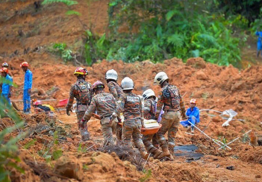 Rescue workers recovering victims from the landslide that has already claimed 16 lives. Image credit: kpkt_gov