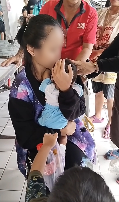 An infant child tragically passed away while heading to Kuching for medical treatment. Image credit: Jessa Bandang