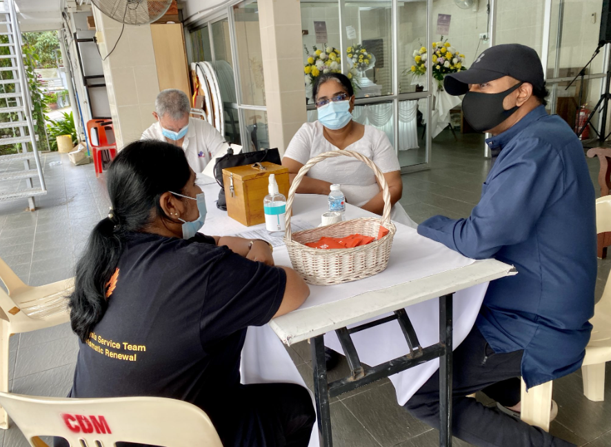 56-year-old restaurant owner Mr Ahmad Basri has brought his Muslim staff to a Christian funeral in hopes of promoting better understanding between religions. Image credit: Sin Chew Daily