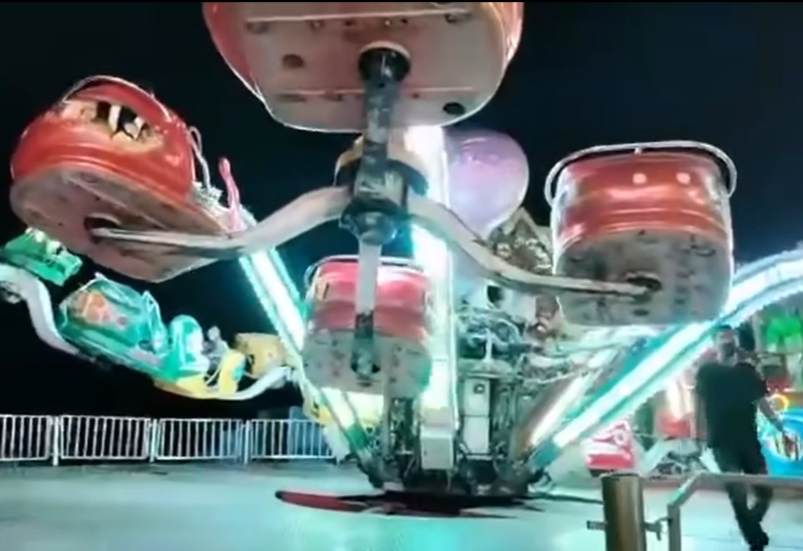 Two women and a cchild were injured when they were riding an amusement park ride in Puncak Alam. Image credit: FTop News