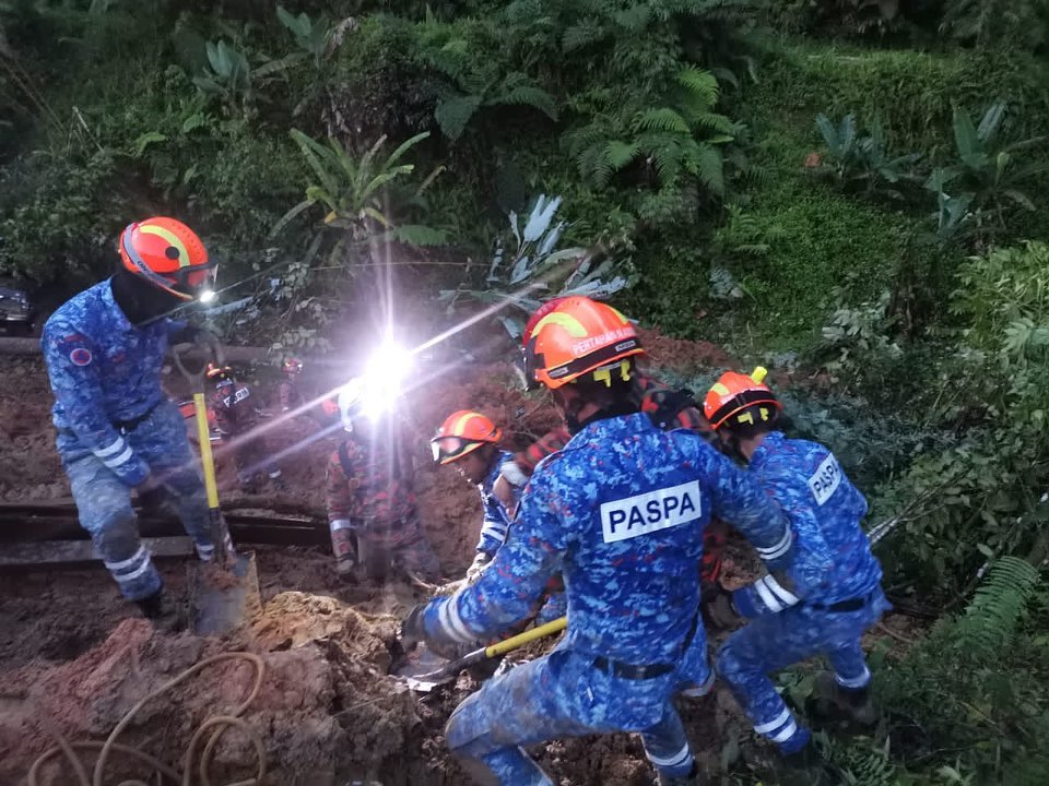 A landslide had struck a campsite in Batang Kali early this morning. Image credit: Angkatan Pertahanan Awam Malaysia