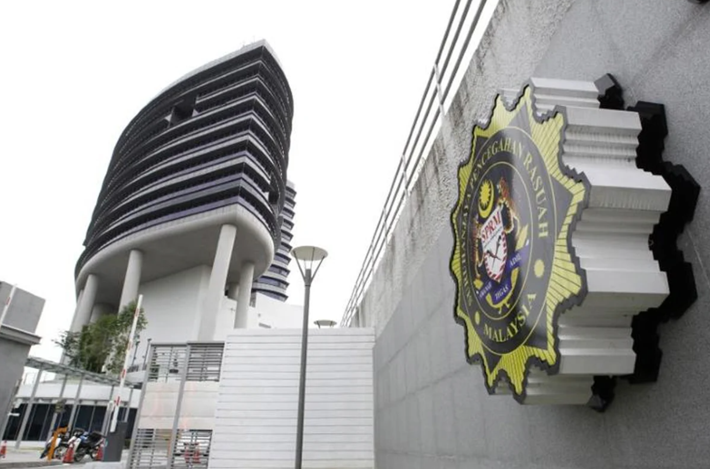 MACC is reportedly calling up a trio of senior politicians in connection with the misappropriation of RM600 billion. Image credit: Malay Mail