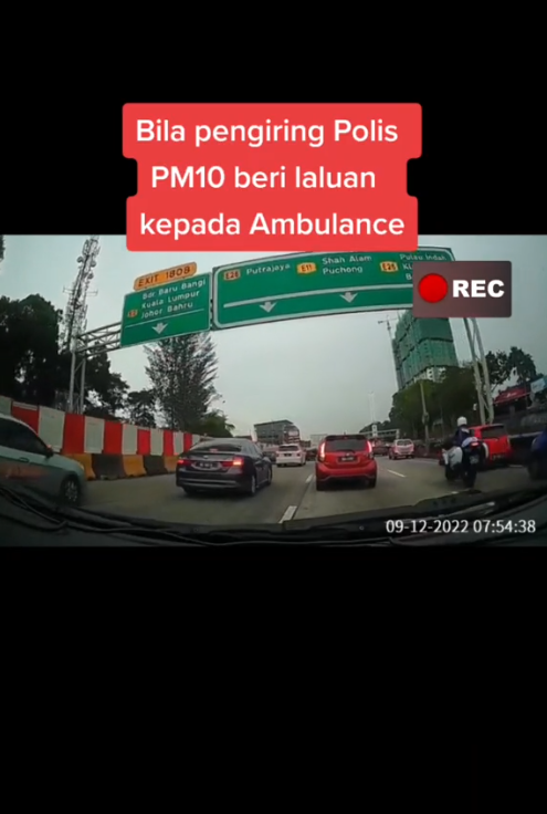 Prime Minister Anwar Ibrahim's convoy was seen assisting an ambulance to cut through traffic. Image credit: bengkelminda