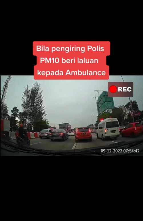 Prime Minister Anwar Ibrahim's convoy was seen assisting an ambulance to cut through traffic. Image credit: bengkelminda